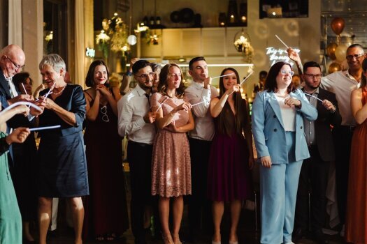 Gäste applaudieren während einer Hochzeit im Jagdhaus Schellenberg in Essen, mit musikalischer Begleitung durch DJ Essen