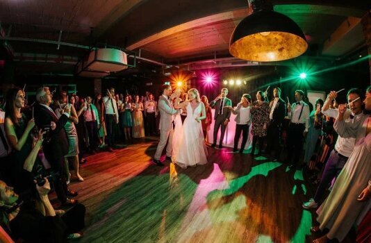 DJ Essen bei einer Hochzeit im Franky's Wasserbahnhof in Essen, begleitet den Eröffnungstanz des Brautpaares und sorgt für eine einmaloige Party