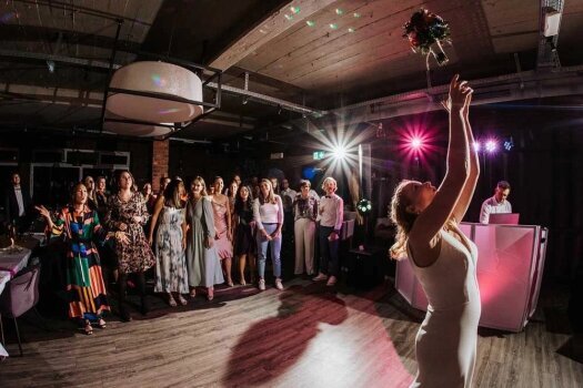 DJ Essen bei einer Hochzeit im Franky's Wasserbahnhof in Essen, begleitet den Eröffnungstanz des Brautpaares und sorgt für eine festliche Atmosphäre.