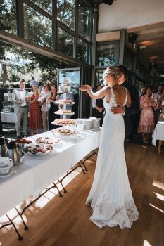 DJ Essen bei einer Hochzeit im Jagdhaus Schellenberg in Essen, sorgt für ausgelassene Stimmung und unvergessliche Tanzmomente.