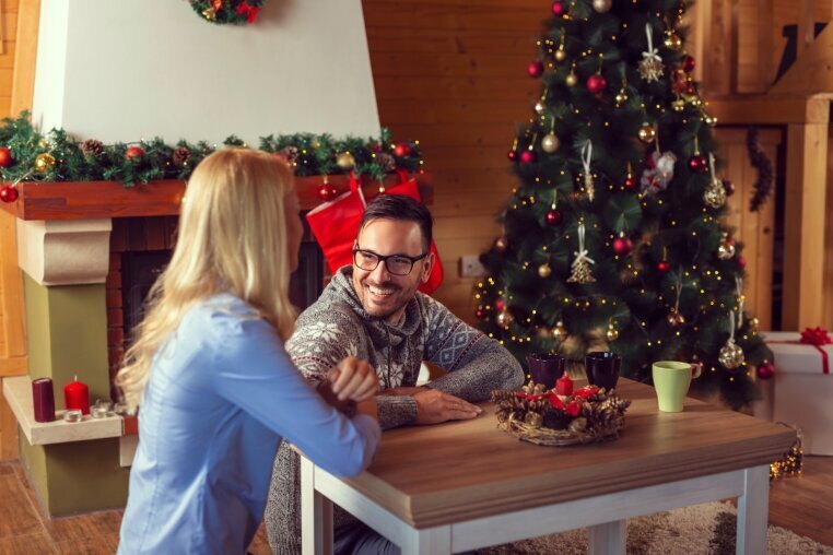 Das Paar hat sich am heiligen Abend in Essen verlobt und plant nun am ersten Weihnachtstag die Feier mit Hochzeitsfotograf und Hochzeits DJ